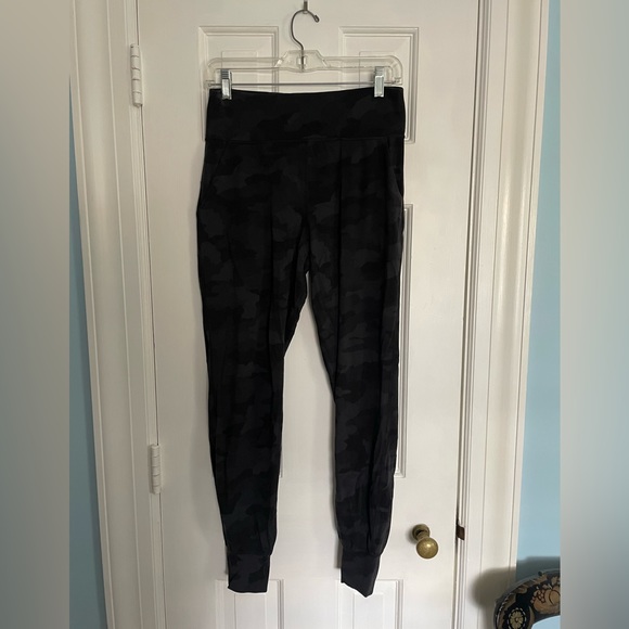 Lululemon Align jogger in black camo - Picture 1 of 2